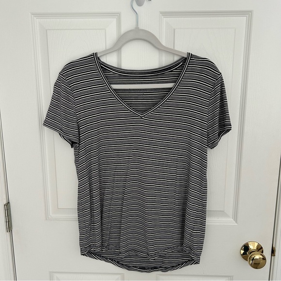 Seriously Soft Aero V-Neck Top - Picture 3 of 11